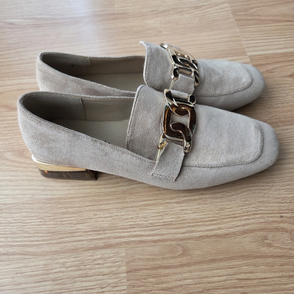 PATRIZIA Chic Beige Loafers with Gold Chain Detail